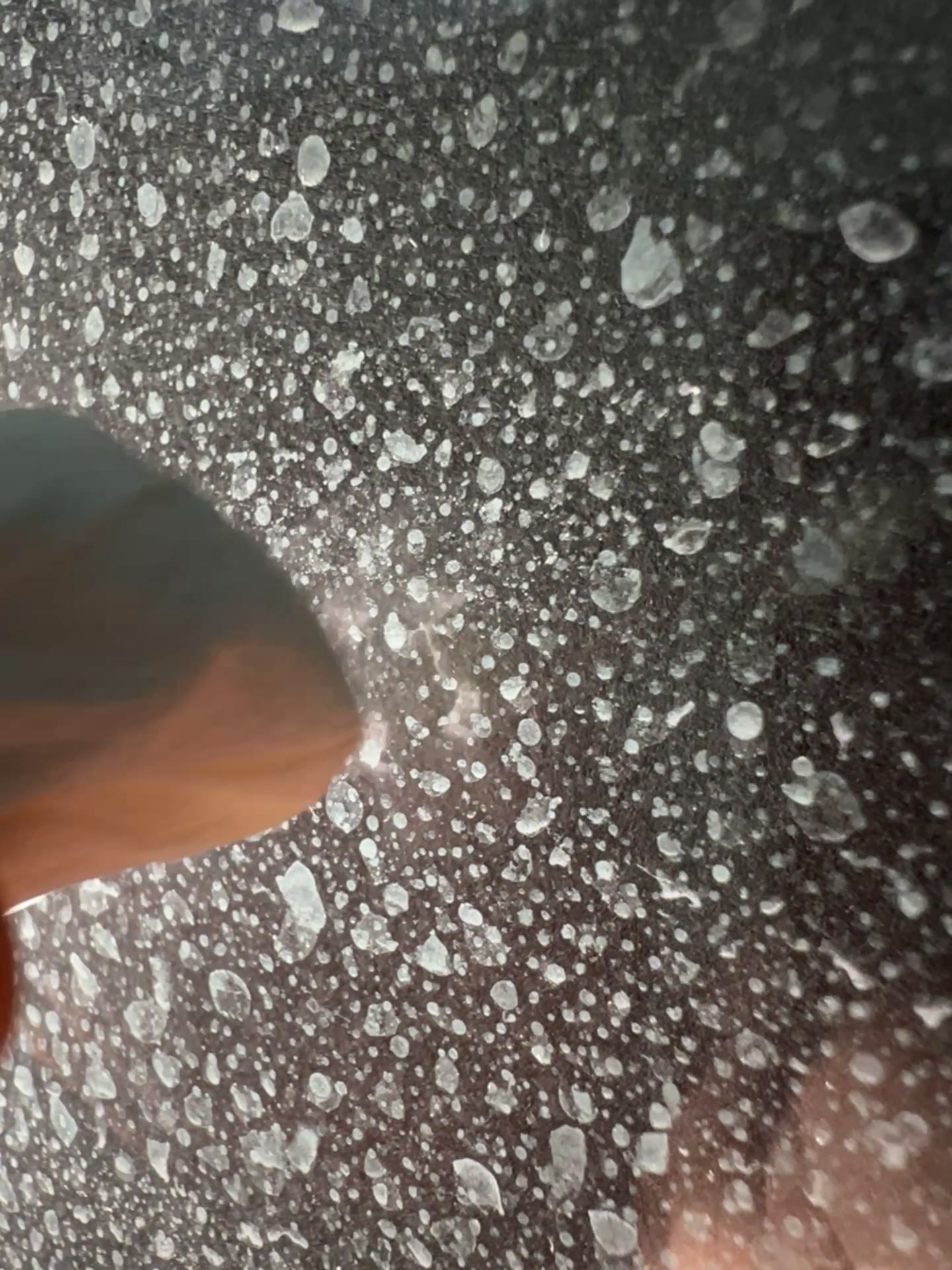 Detailpflege einer Glasfläche, bei der sich mineralische Rückstände materialgerecht lösen lassen