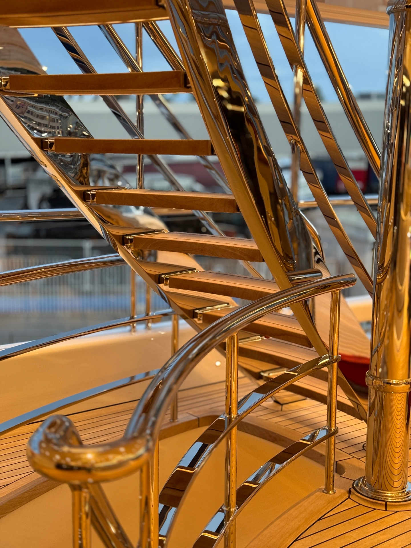Glänzende Edelstahl-Treppe und gepflegte Yachtoberflächen nach professioneller Edelstahlpflege